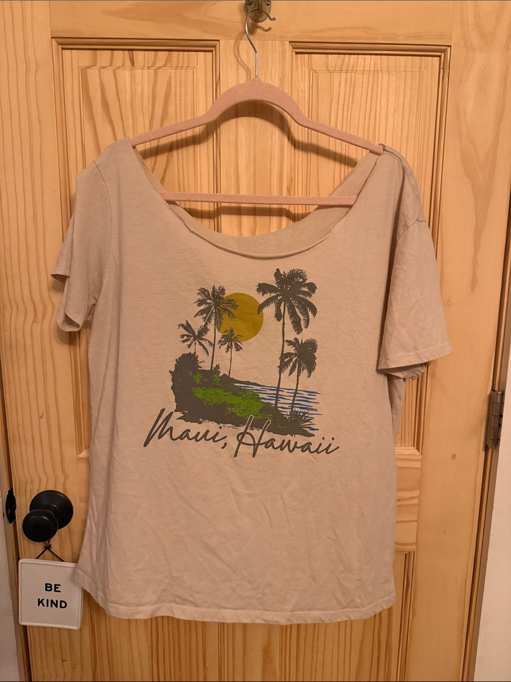Source Unknown Beige Scoop Neck Maui Hawaii Graphic Tee
